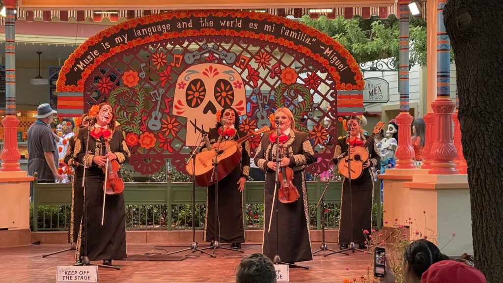 Disney California Adventure Mariachi Divas | 2022 | Music of Coco | Plaza de la familia