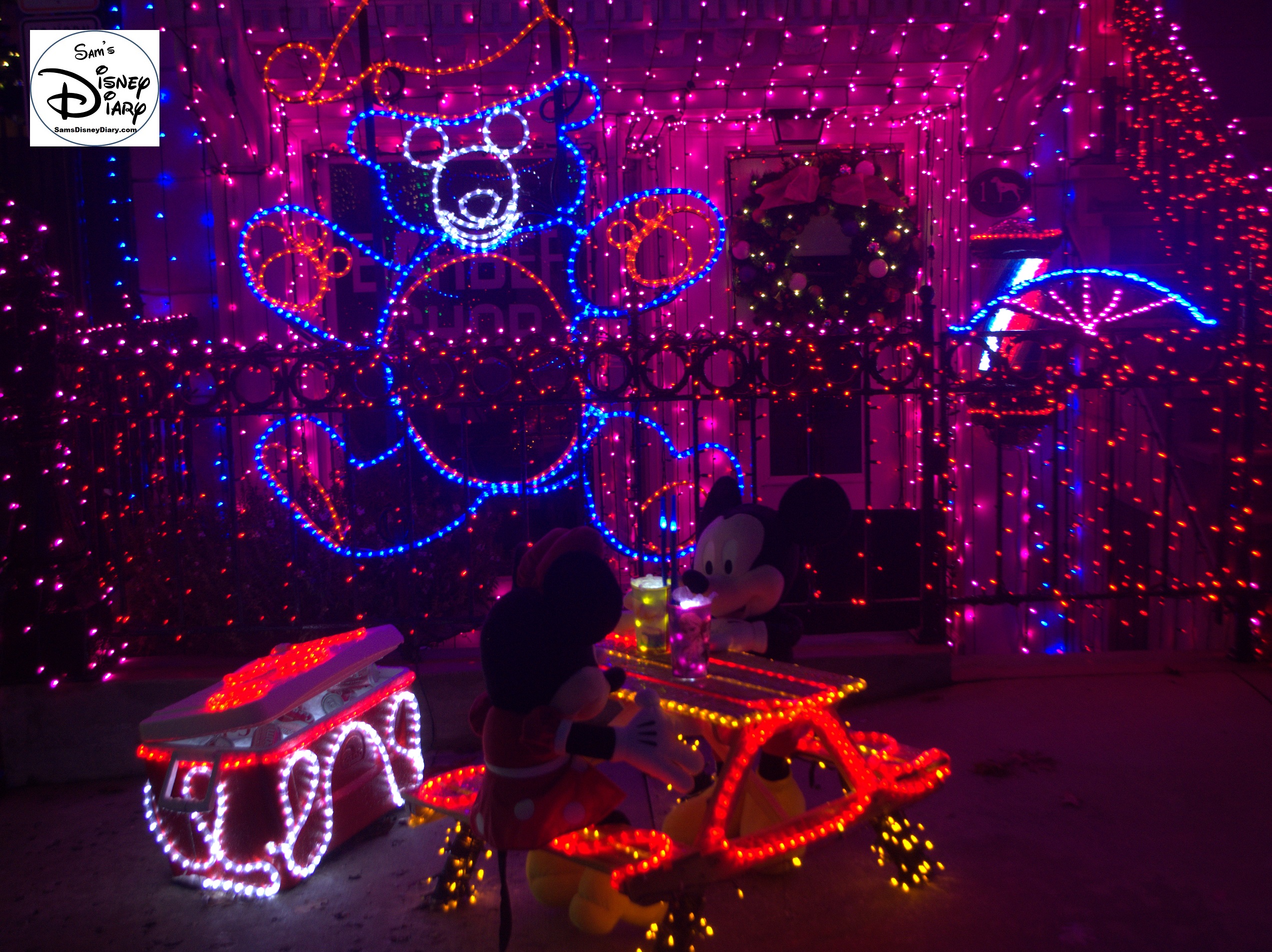 More Details - That's Mickey and Minnie sitting at the Table - Drinking from Frozen Cups ;-)