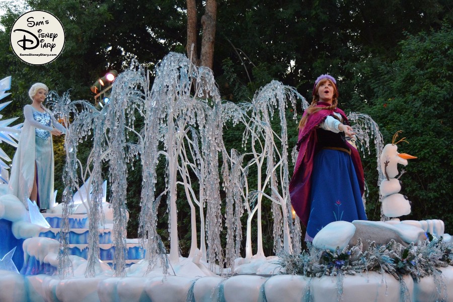 SamsDisneyDiary 82: Disneyland Christmas Fantasy Parade - Frozen