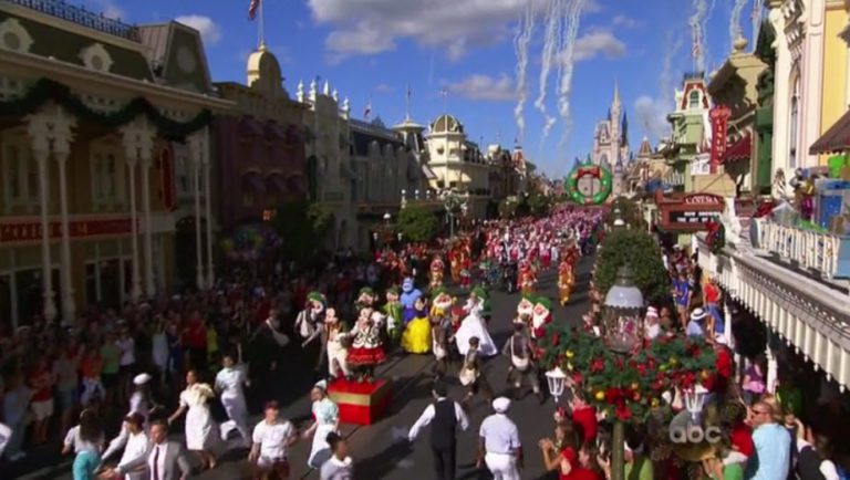 2013 Walt Disney World Christmas Day Parade | Disney Parks Christmas ...