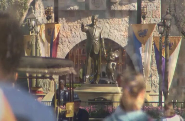 Disneyland: Behind the Scenes (2010)