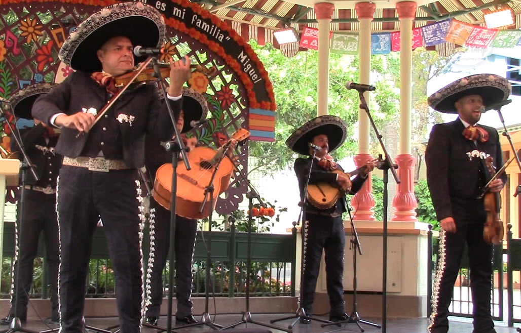 Mariachi Espectacular Plaza de la familia Disney California Adventure