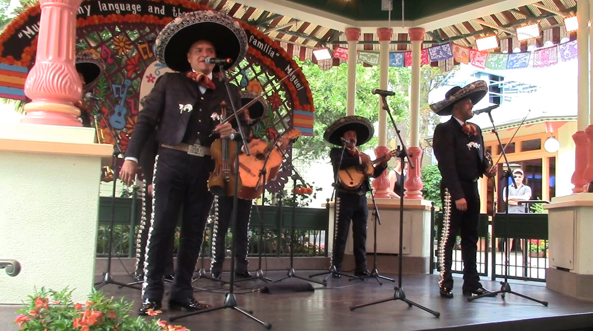 Mariachi Espectacular Plaza de la familia Disney California Adventure