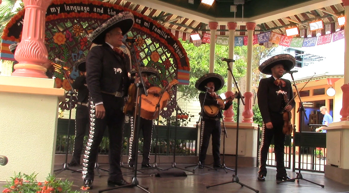 Mariachi Espectacular Plaza de la familia Disney California Adventure