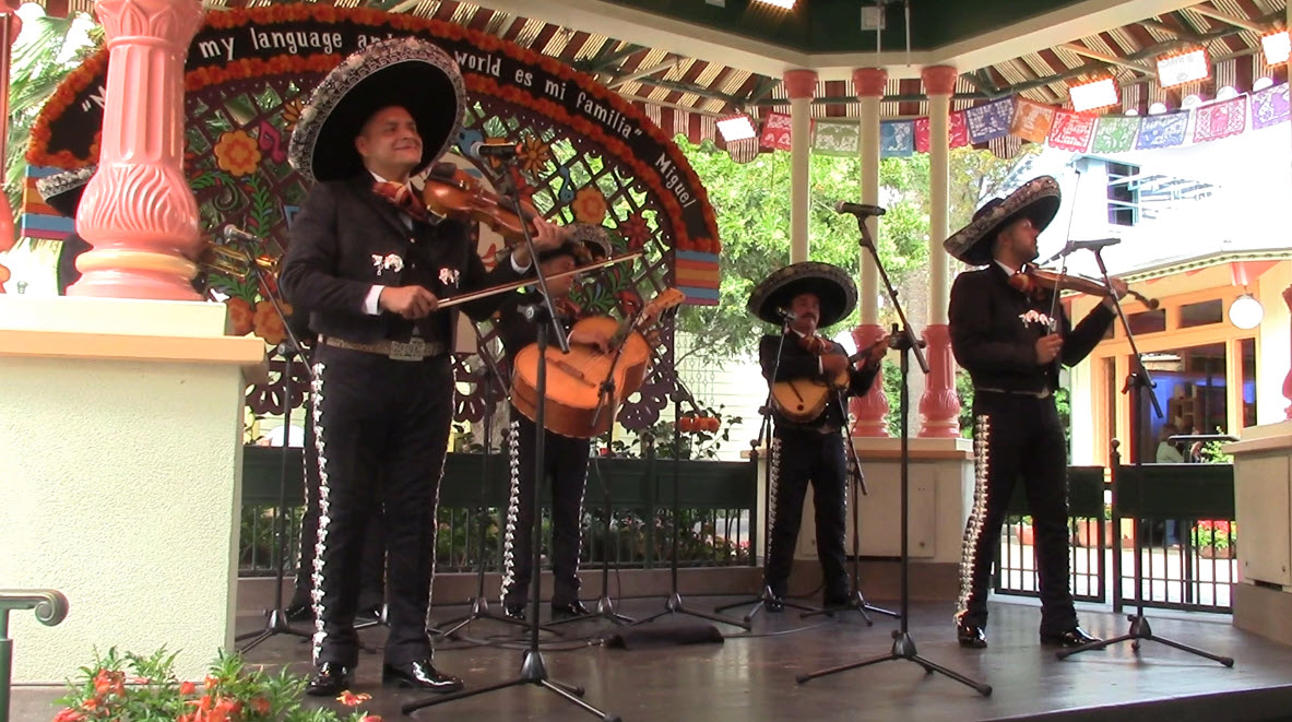 Mariachi Espectacular Plaza de la familia Disney California Adventure