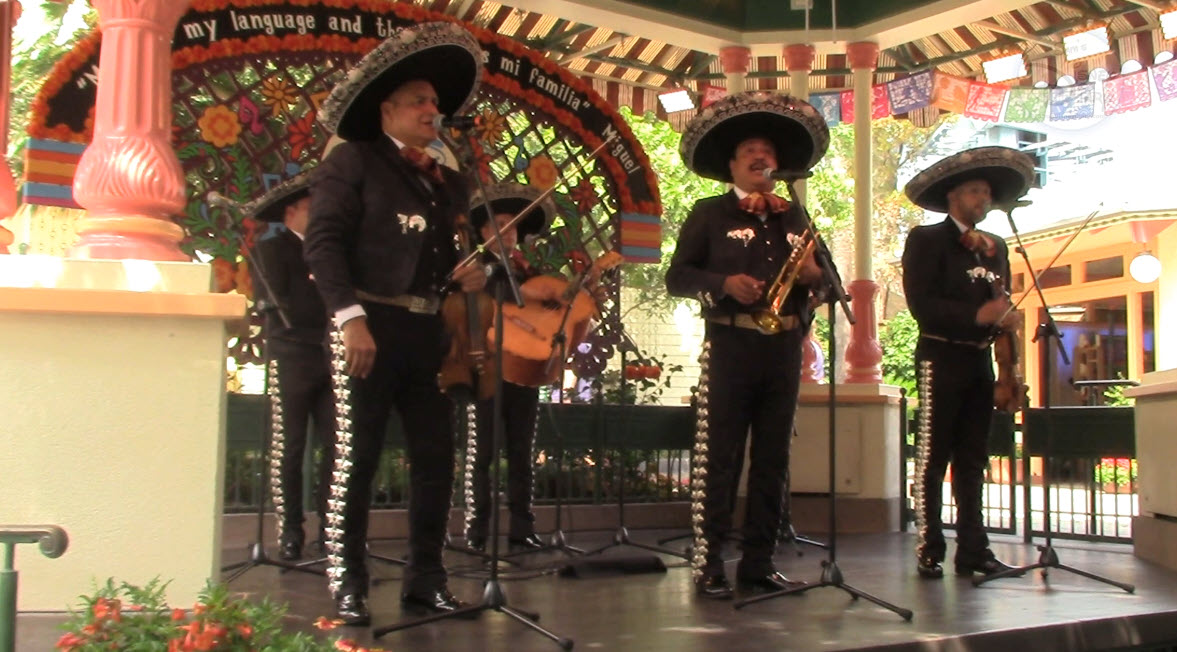 Mariachi Espectacular Plaza de la familia Disney California Adventure