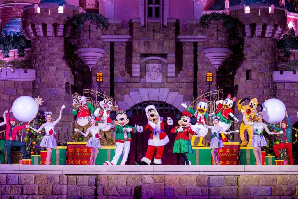 “A Disney Christmas” returns to Hong Kong Disneyland Resort from November 2022 to early January 2023.