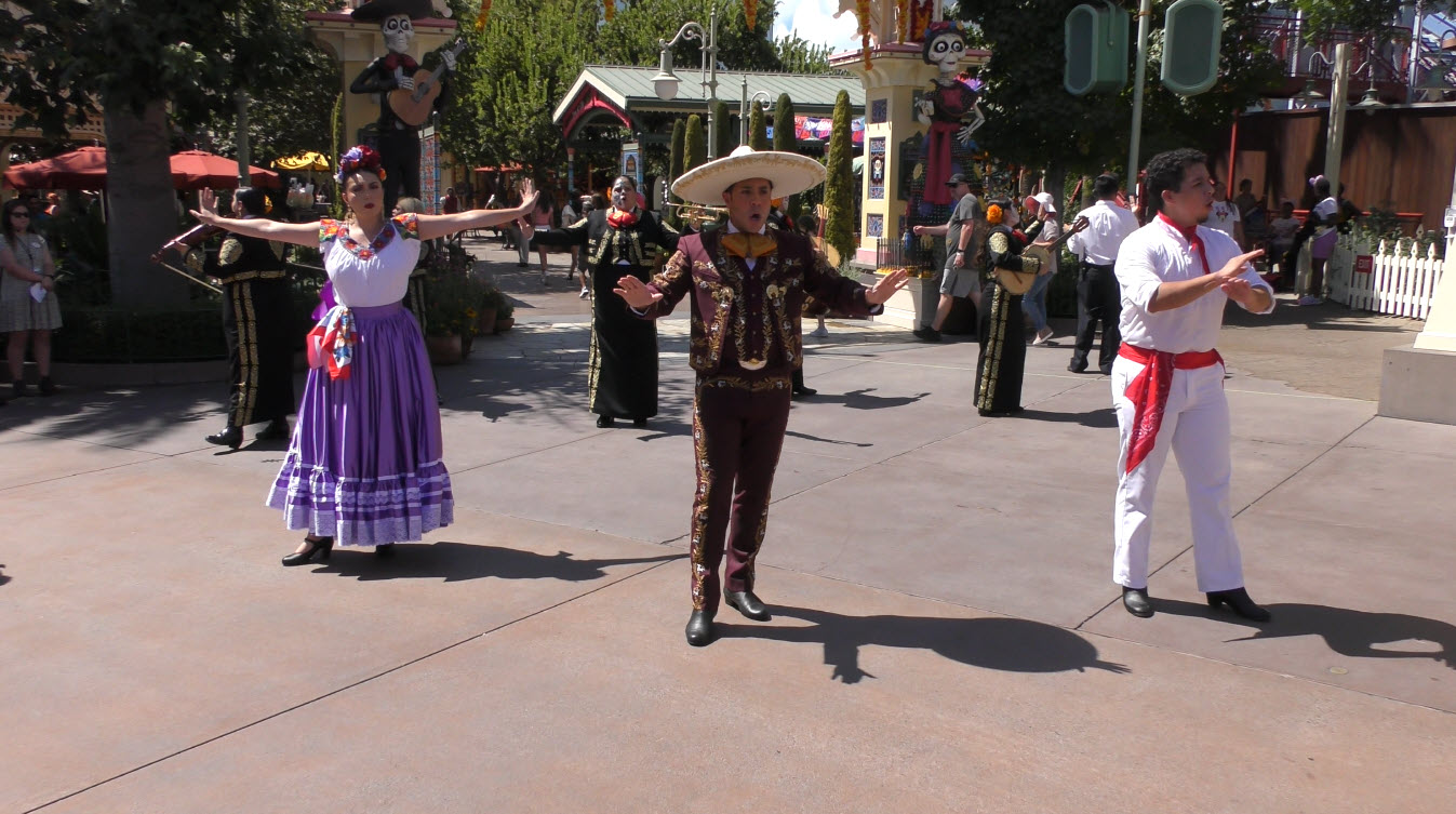 A musical Celebration of Coco | Disney California Adventure | Plaza de la Familia | 2022