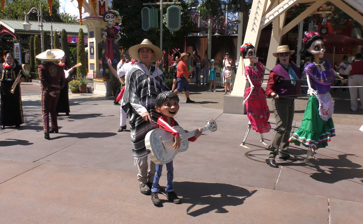 A musical Celebration of Coco | Disney California Adventure | Plaza de la Familia | 2022