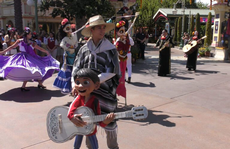 A musical Celebration of Coco | Disney California Adventure | Plaza de la Familia | 2022