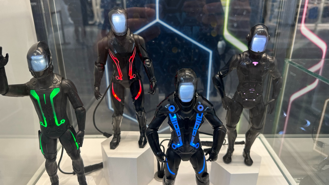 Tron Lightcycle / Run | Merchandise Preview | Walt Disney World | Tomorrowland 2023