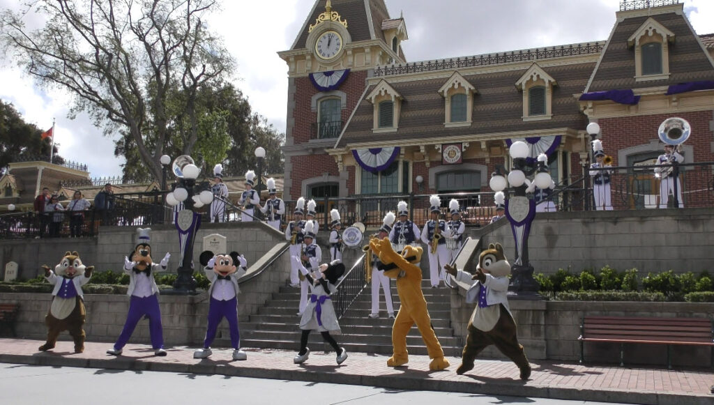 Live the Magic of the Disneyland Band Live with Mickey and Minnie