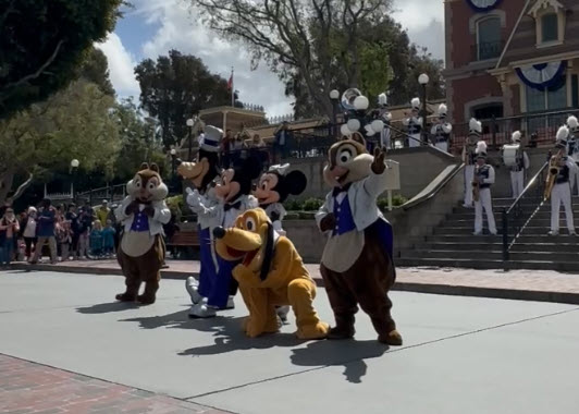 Live the Magic of the Disneyland Band Live with Mickey and Minnie