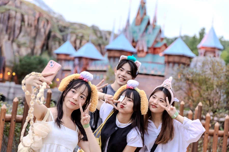 A group of cast members posing for a selfie in Arendelle