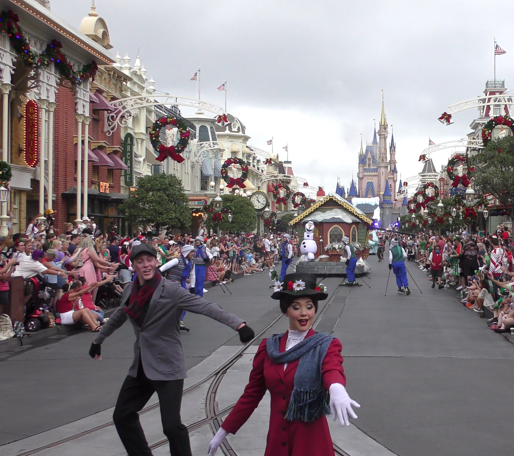 Experience the Magic: 2023 Walt Disney World Christmas Day Parade | Full Parade Taping - Mary Poppins and Bert