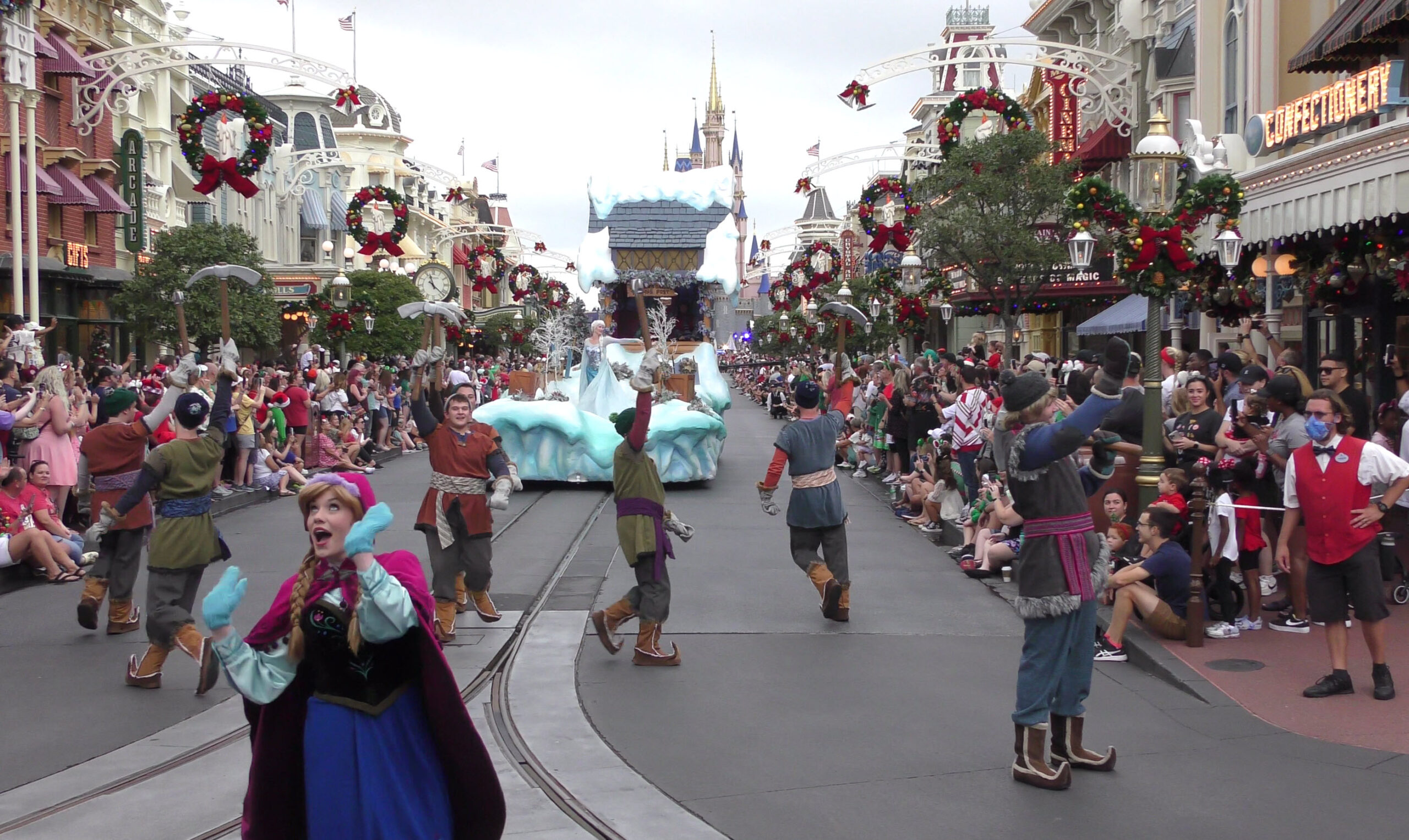 Experience the Magic: 2023 Walt Disney World Christmas Day Parade | Full Parade Taping - Frozen Float
