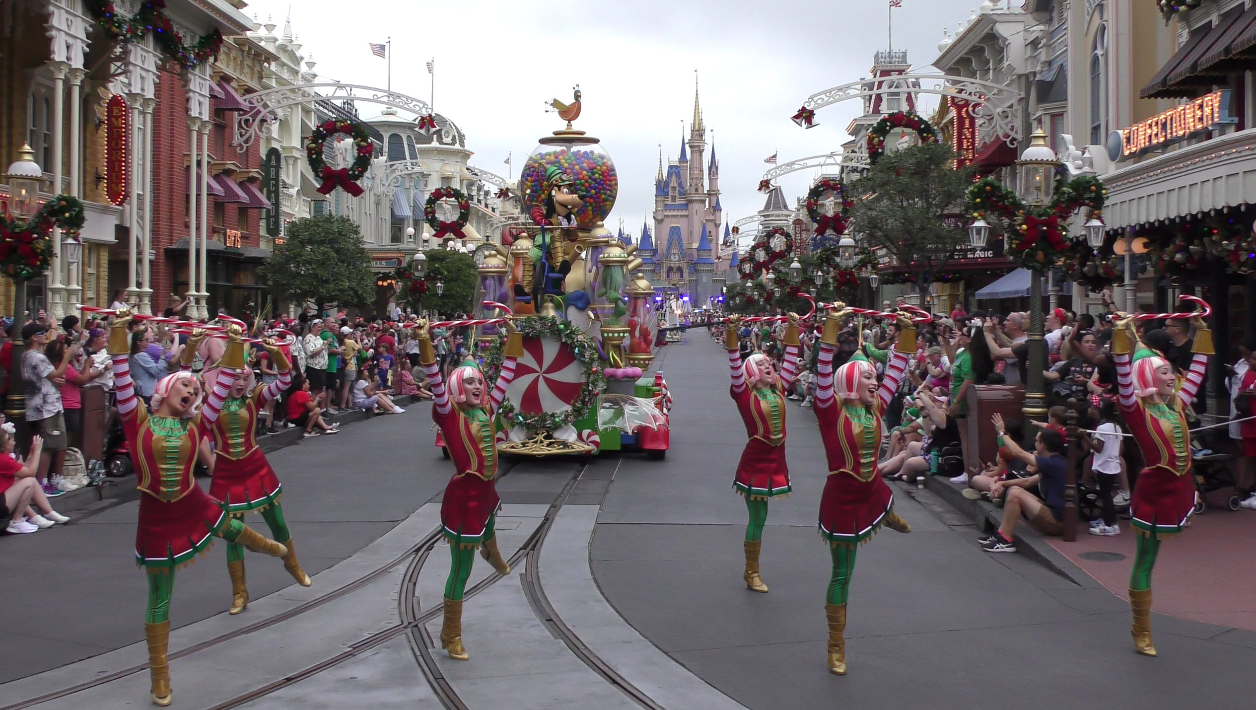 Experience the Magic: 2023 Walt Disney World Christmas Day Parade | Full Parade Taping - Goofy Candy Company Float and Unit