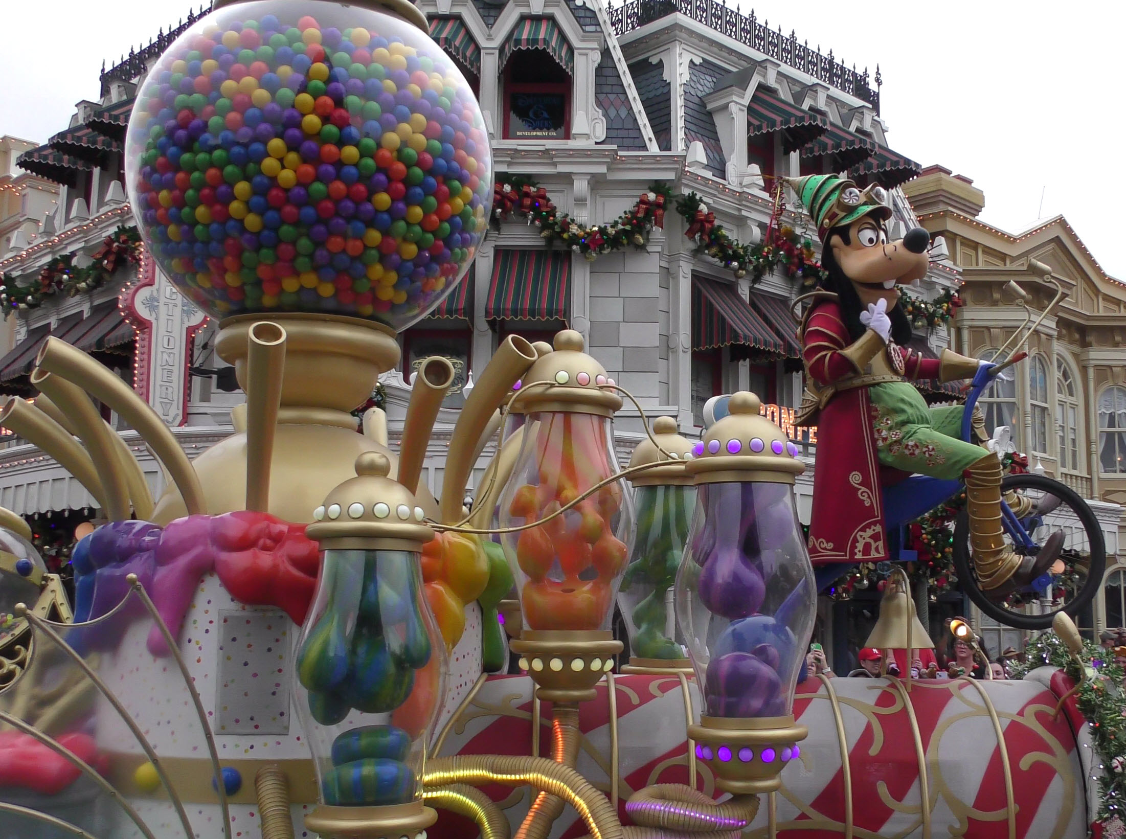 Experience the Magic: 2023 Walt Disney World Christmas Day Parade | Full Parade Taping - Goofy Candy Company Float