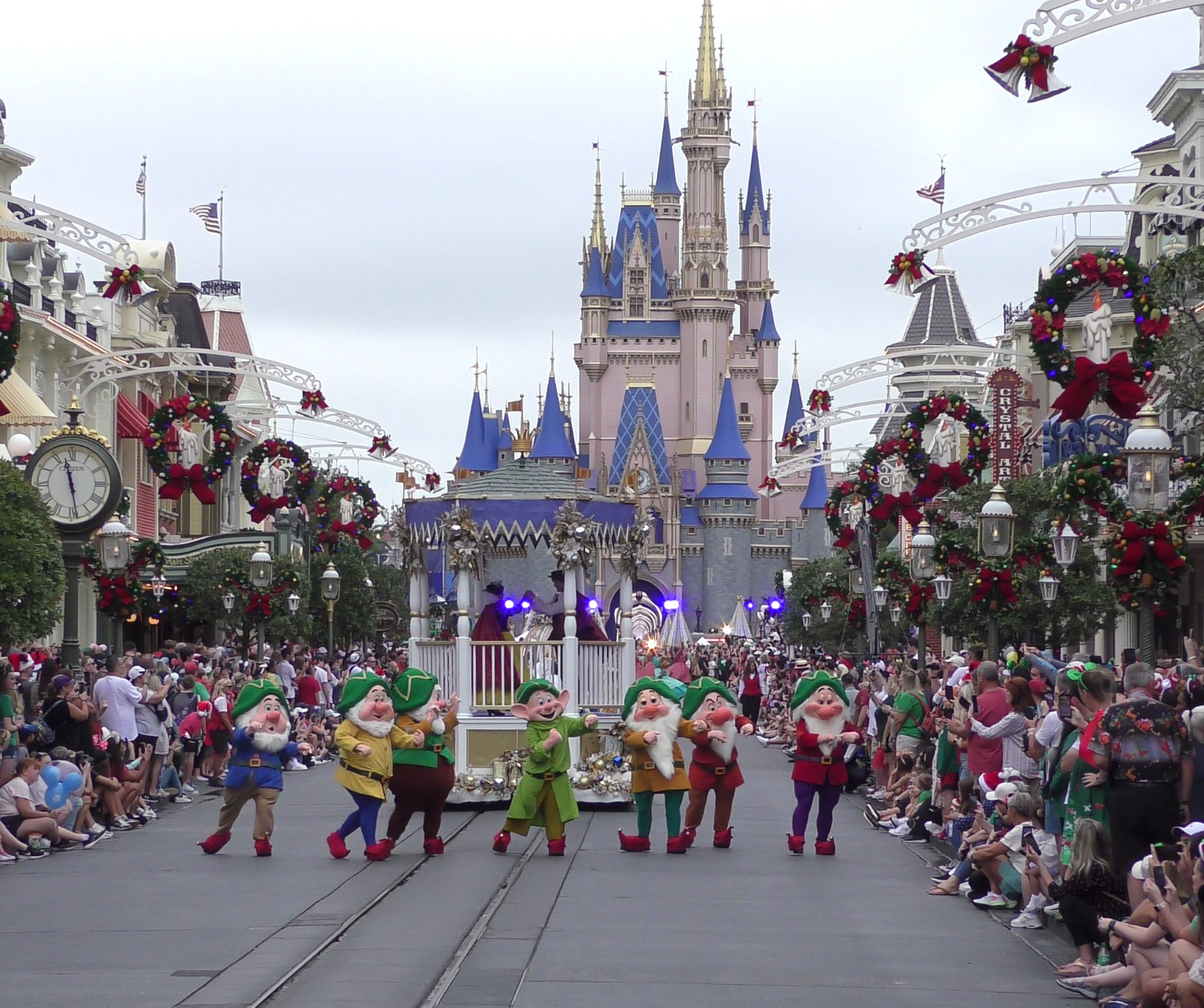 Experience the Magic: 2023 Walt Disney World Christmas Day Parade | Full Parade Taping - Snow White and Seven Dwarfs Unity and Float