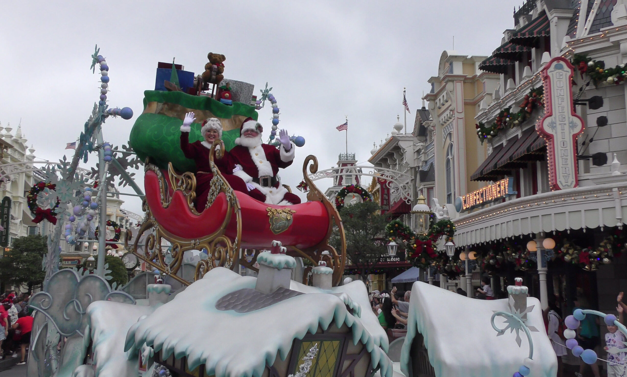 Experience the Magic: 2023 Walt Disney World Christmas Day Parade | Full Parade Taping - Santa and Mrs Claus