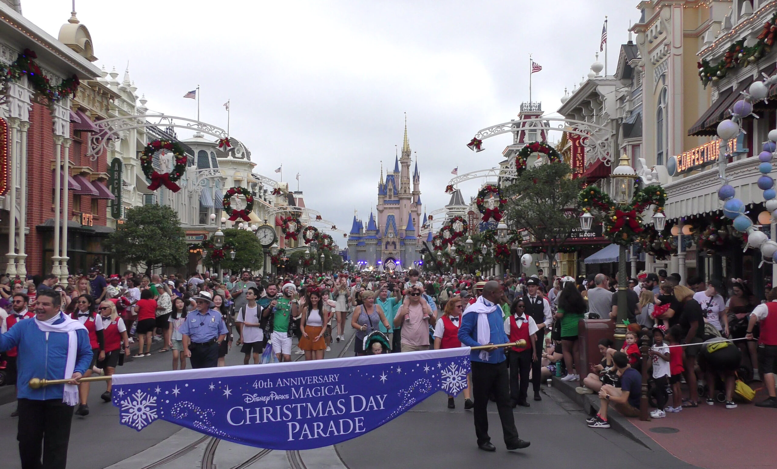 Experience the Magic: 2023 Walt Disney World Christmas Day Parade | Full Parade Taping - Parade End