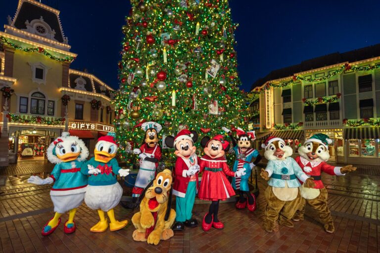 Guide to 2024 Holiday Entertainment at Disneyland Resort