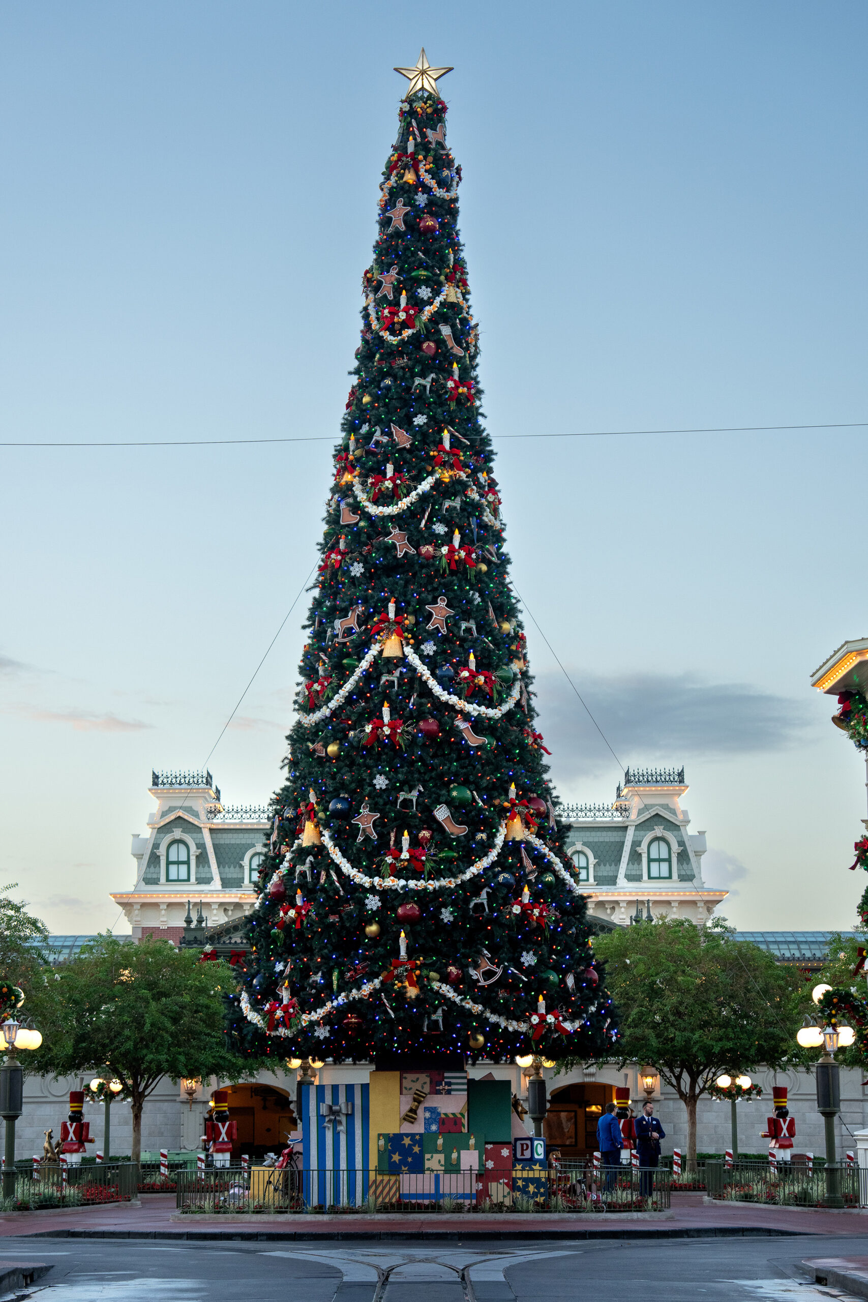 Marvelous decorations bring holiday cheer to Magic Kingdom Park on Nov. 3, 2023, part of the joyous, multi-day seasonal transformation across Walt Disney World Resort in Lake Buena Vista, Fla. (Harrison Cooney, Photographer)