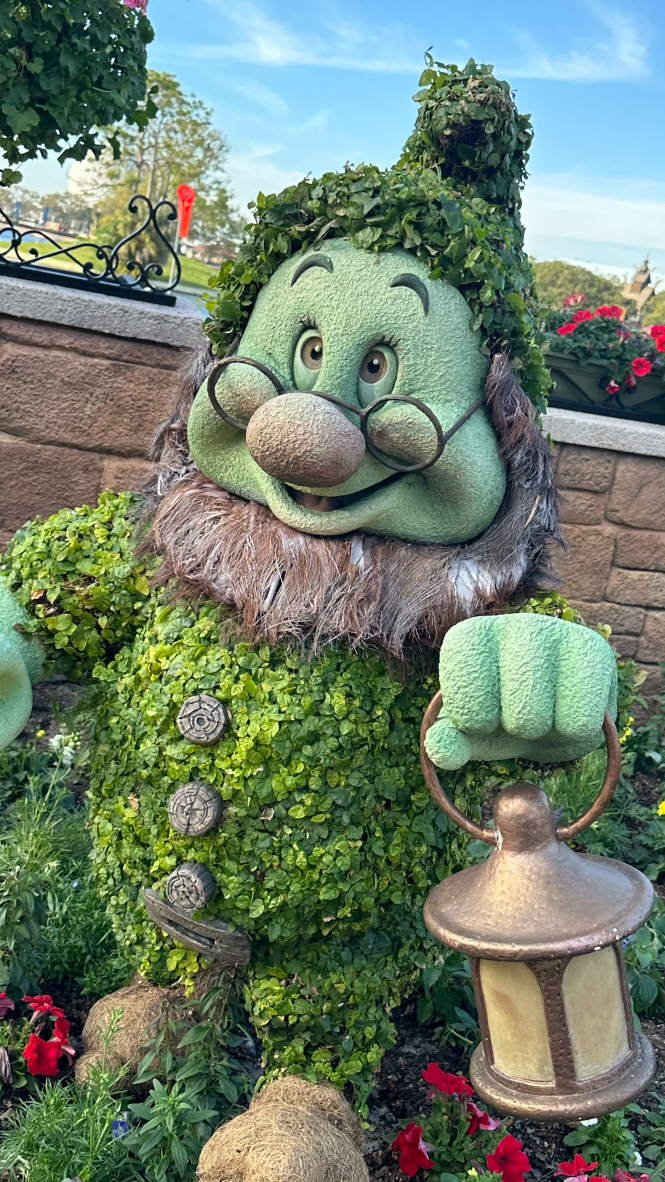 2024 Epcot Flower and Garden Festival Topiaries Snow White and the Seven Dwarfs