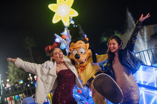 Guests pose with Powerline Max