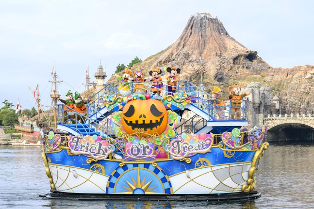 “Disney Halloween Greeting” at Mediterranean Harbor in Tokyo DisneySe