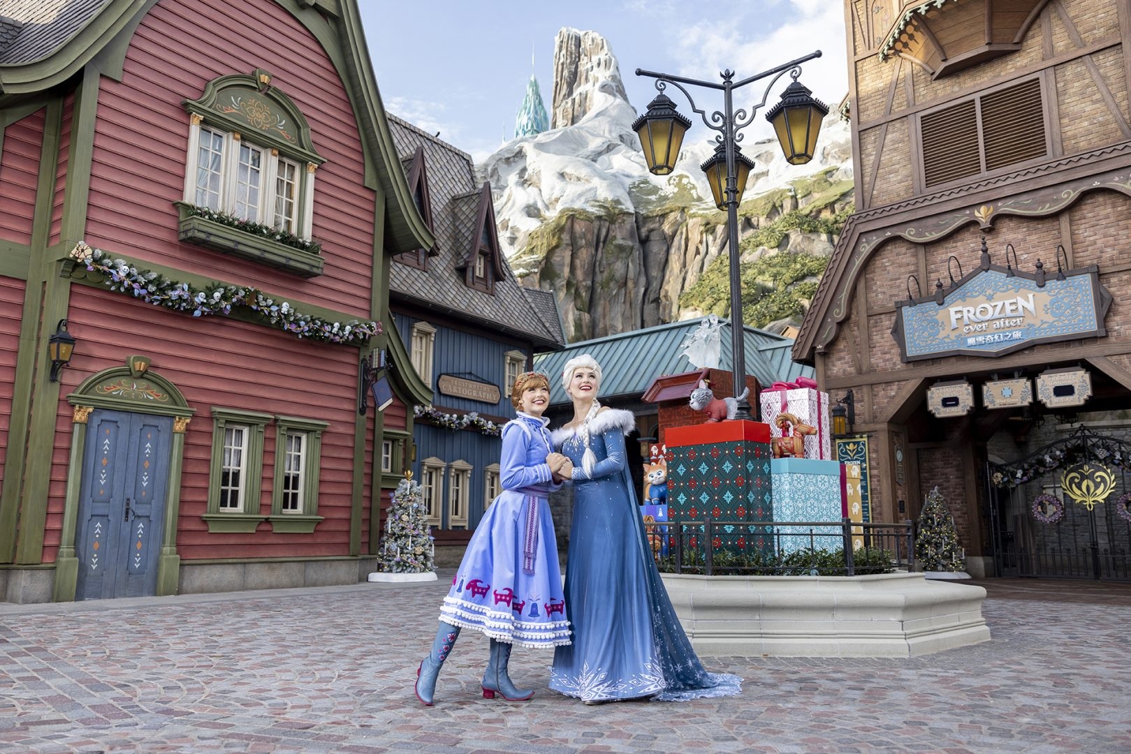 Anna and Else at the 2024 Frozen Holiday at Hong Kong Disneyland